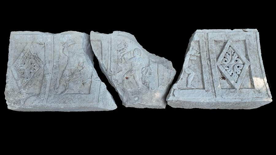 Археологи нашли в Турции ворота с 1800-летними рельефами