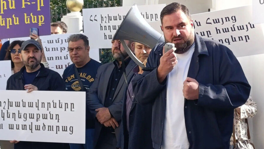 Участники акции у армянского посольства осудили преследование священников в Армении