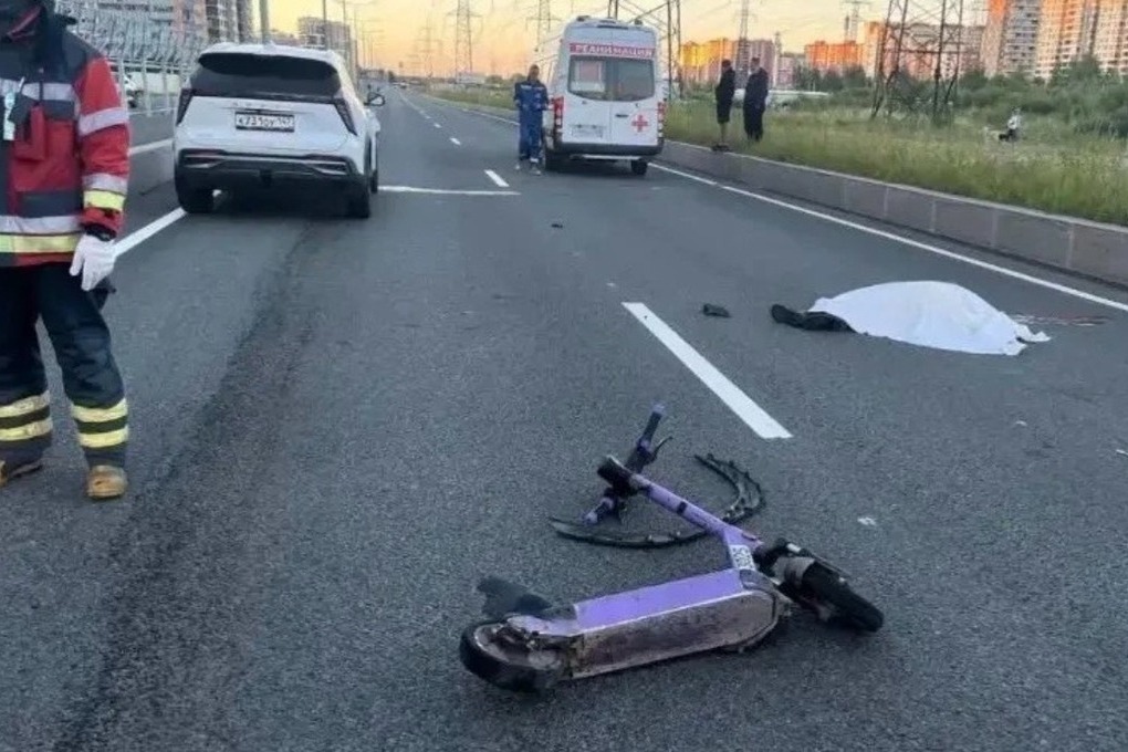 Двое на одном самокате забили на правила и попали под колеса Geely в Мурино