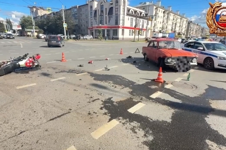 В центре Иванова на перекрестке «Москвич» протаранил мотоцикл