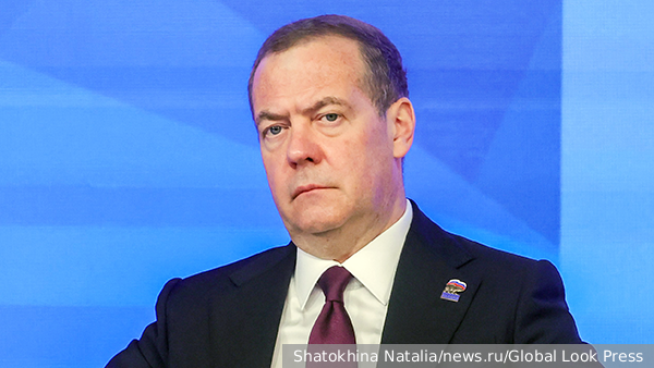 Медведев: Мир погрузился в хаос после распада СССР