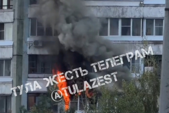 Туляки сняли последствия мощного пожара в квартире на Майской