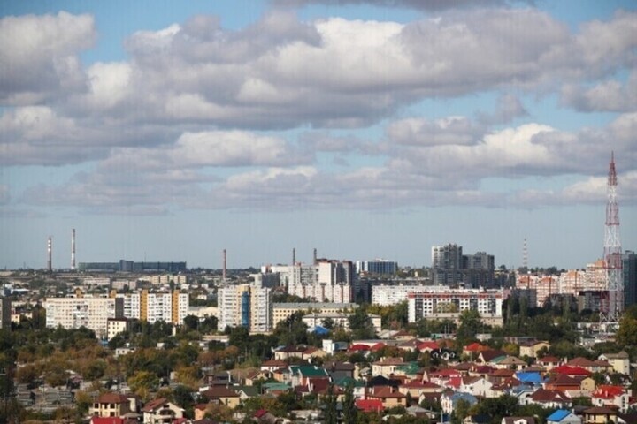 Жители Волгограда обсуждают взрывы и звук сирен на севере города
