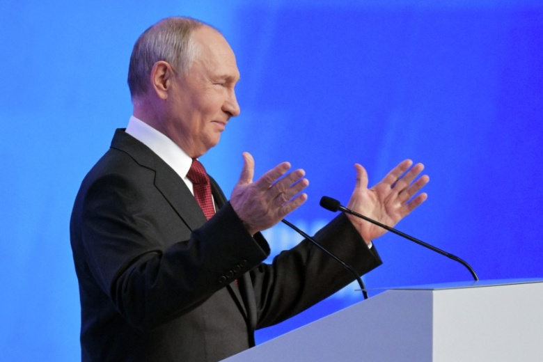 Юные хоккеисты подарили Путину именной свитер