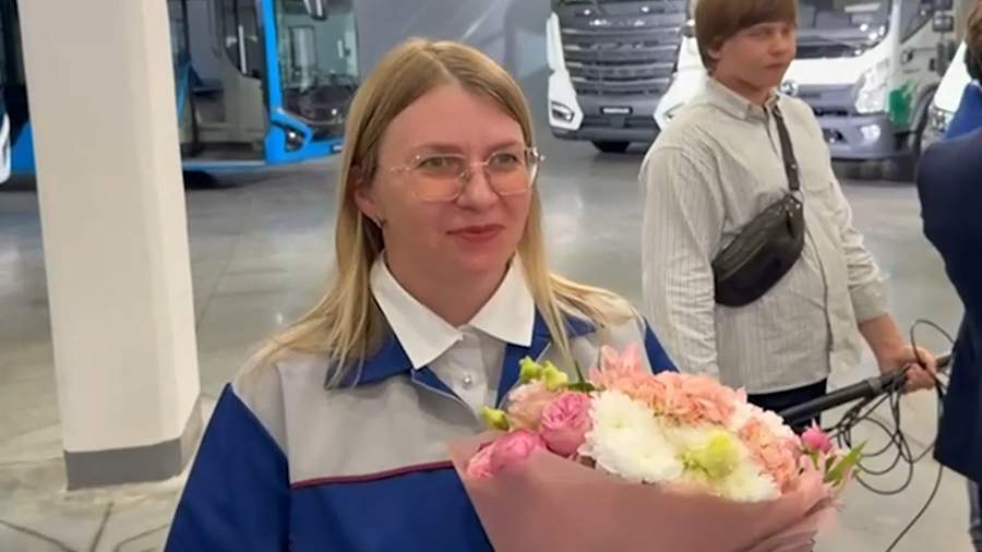 Сотрудница нижегородского автокластера получила букет от администрации Путина