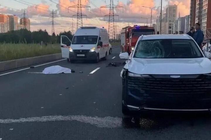 В Мурино пару на самокате сбила машина: один человек погиб, второй в больнице