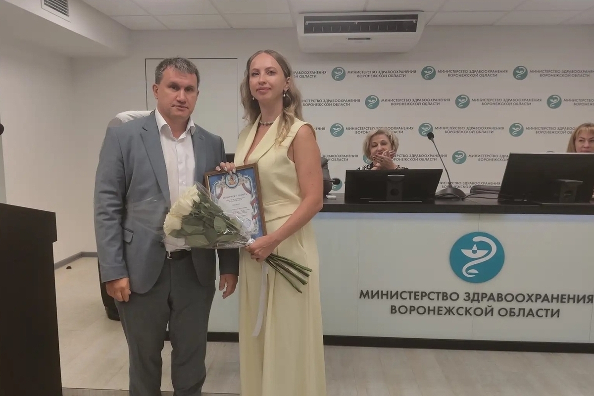 Воронежского онколога, принявшую роды в поезде у марокканки, наградил министр