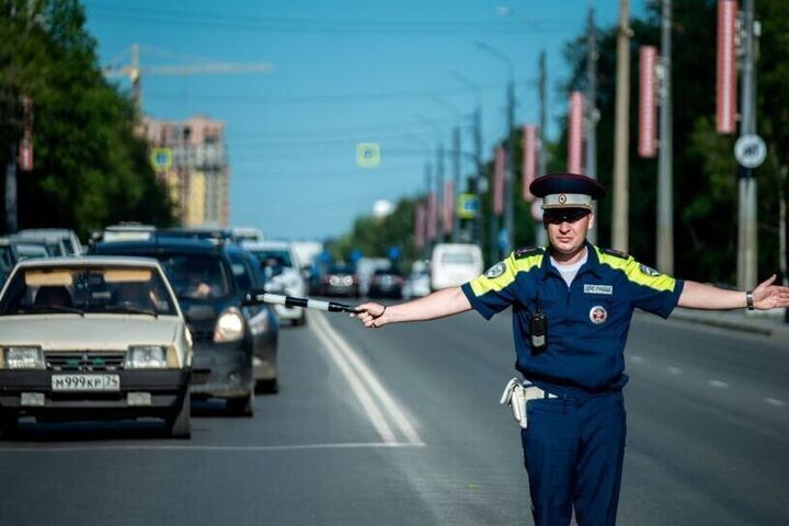 Большинство челябинских водителей не напрягает машина полиции в потоке