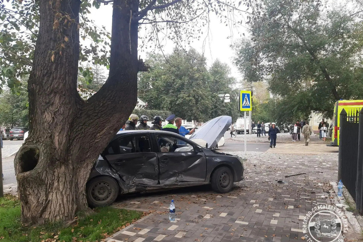 В Томске спасатели помогли достать пострадавших из искореженных после ДТП машин