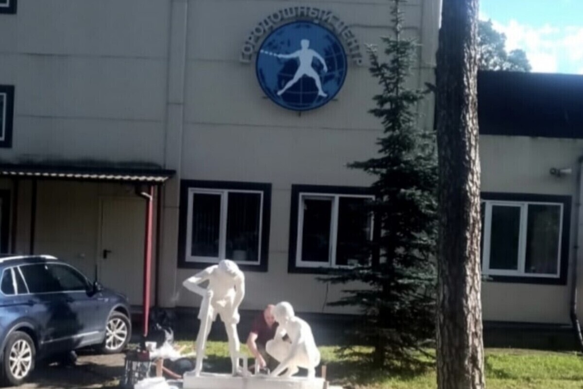 В Приозерске установили версию советской парковой скульптуры «Городки»