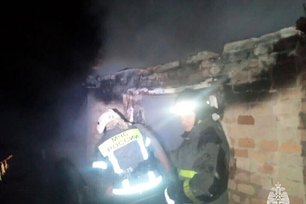 Дача вспыхнула на 50 квадратах в микрорайоне Новоугольный под Тулой