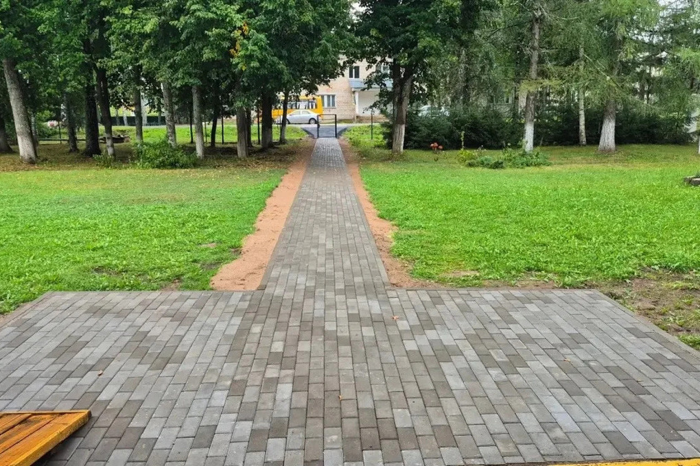 Подрядчик уложил пешеходную дорожку возле школы в селе Залучье
