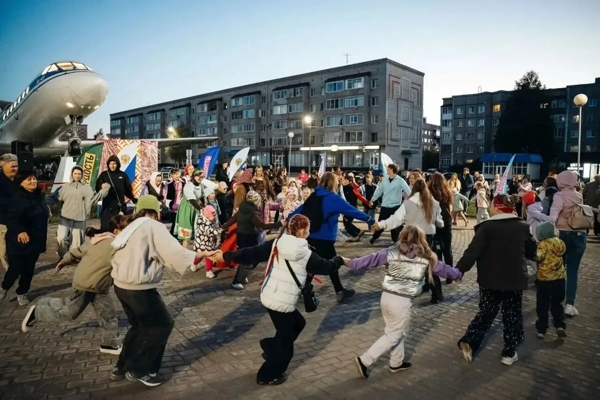 В Коряжме на Бульваре у самолета состоялся фестиваль «Наследие Севера»