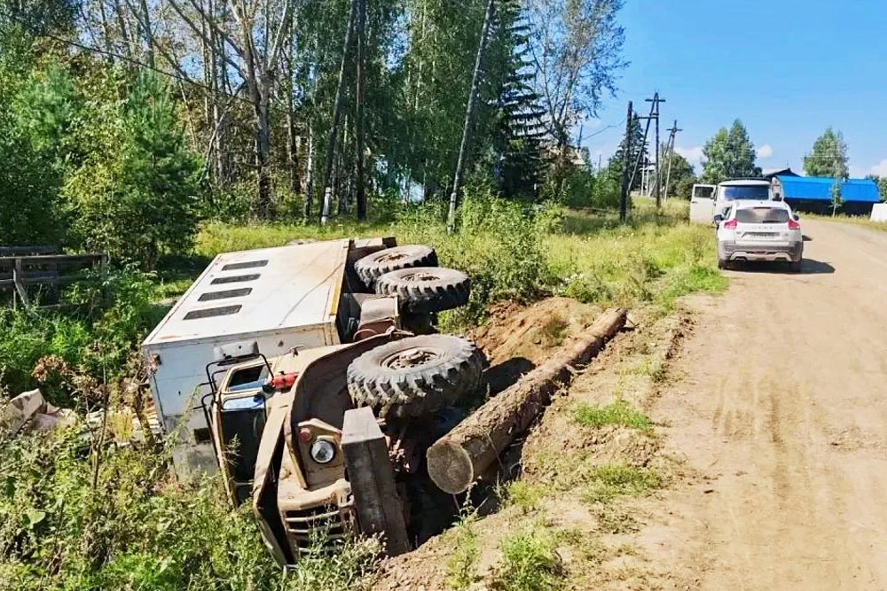 Перевозивший 10 человек автомобиль перевернулся в Красноярском крае