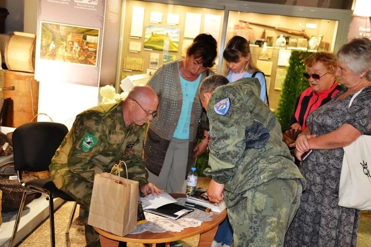 В музее Дружбы народов Пыталово презентовали сборник стихов Аркадия Сапожникова