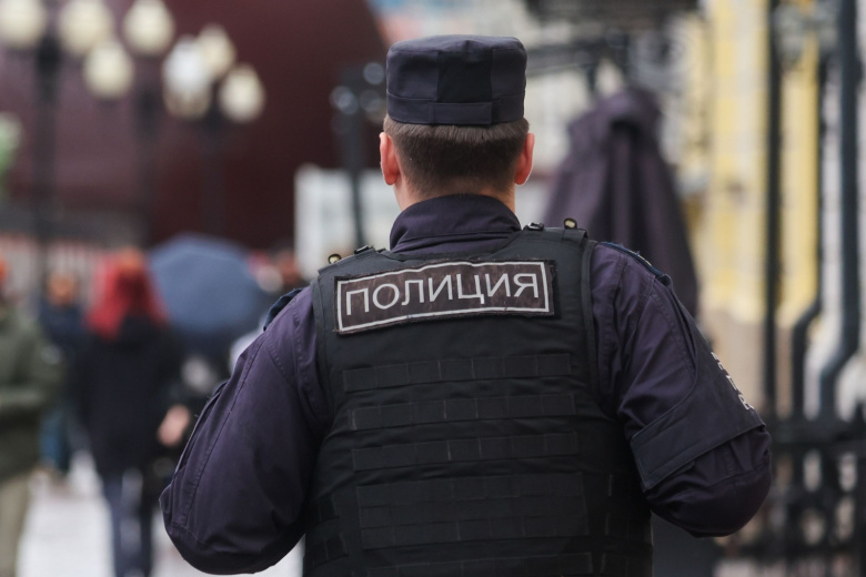 Полуголый мужчина терроризирует женщин и детей в российском городе