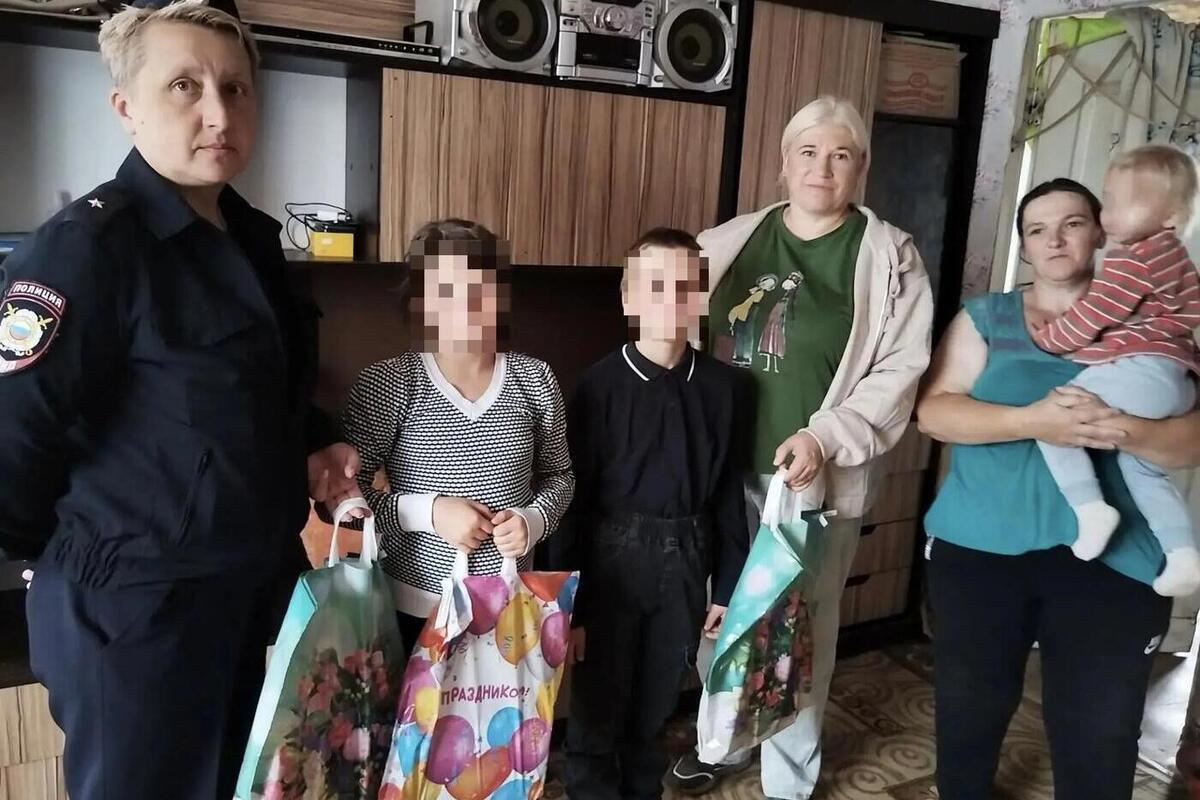 Юхновские полицейские помогут детям учиться