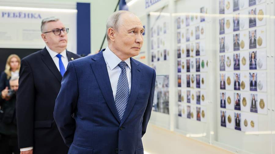 Президент принял участие в открытии новых школ в пяти регионах России
