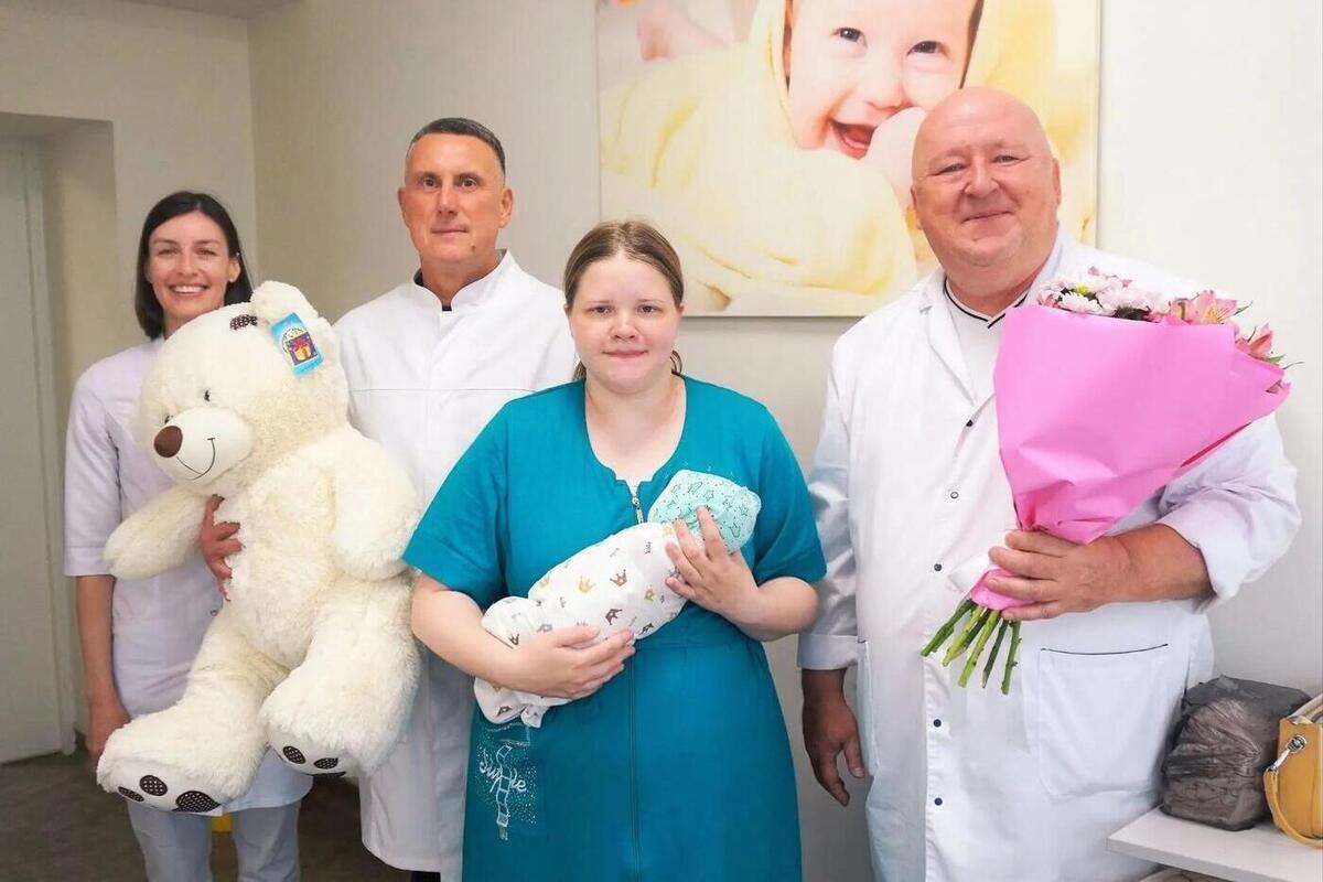 Мэр Великого Новгорода навестил младенца, родившегося в день 1167-летия города