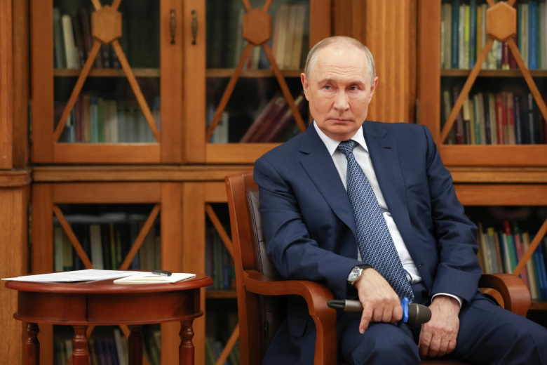 Путин ознакомился с учебниками по обществознанию под редакцией Медведева