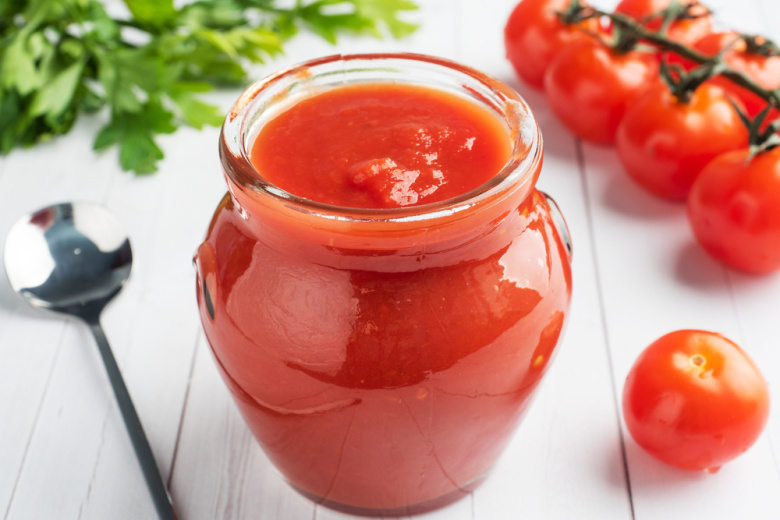Треснувшие помидоры не выбрасываю — превращаю их в густой сок: вкуснее кетчупа, и на борщ, и в гуляш