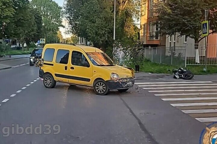 На Судостроительной улице в Калининграде иномарка столкнулась с мотоциклом