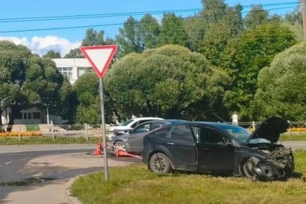 Два человека получили травмы после столкновения двух иномарок на Нехинской улице