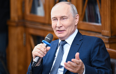 Путин пошутил о планировании семьи со встретившим невесту на форуме учителем