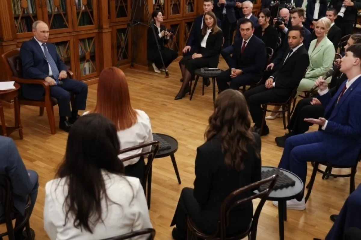 Появились кадры со встречи Путина с преподавателями и студентами МПГУ