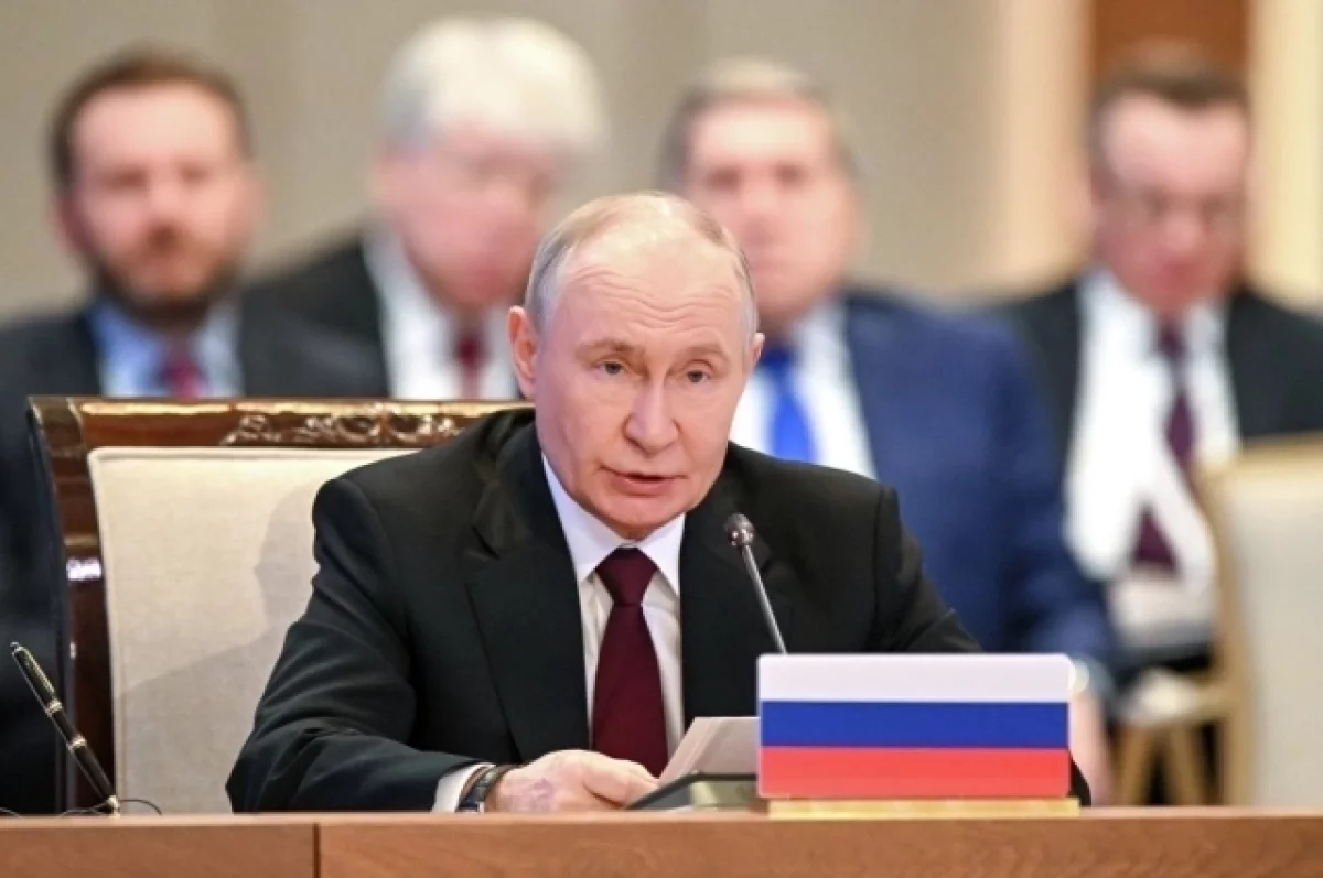 Путину показали новый учебник обществознания под редакцией Медведева
