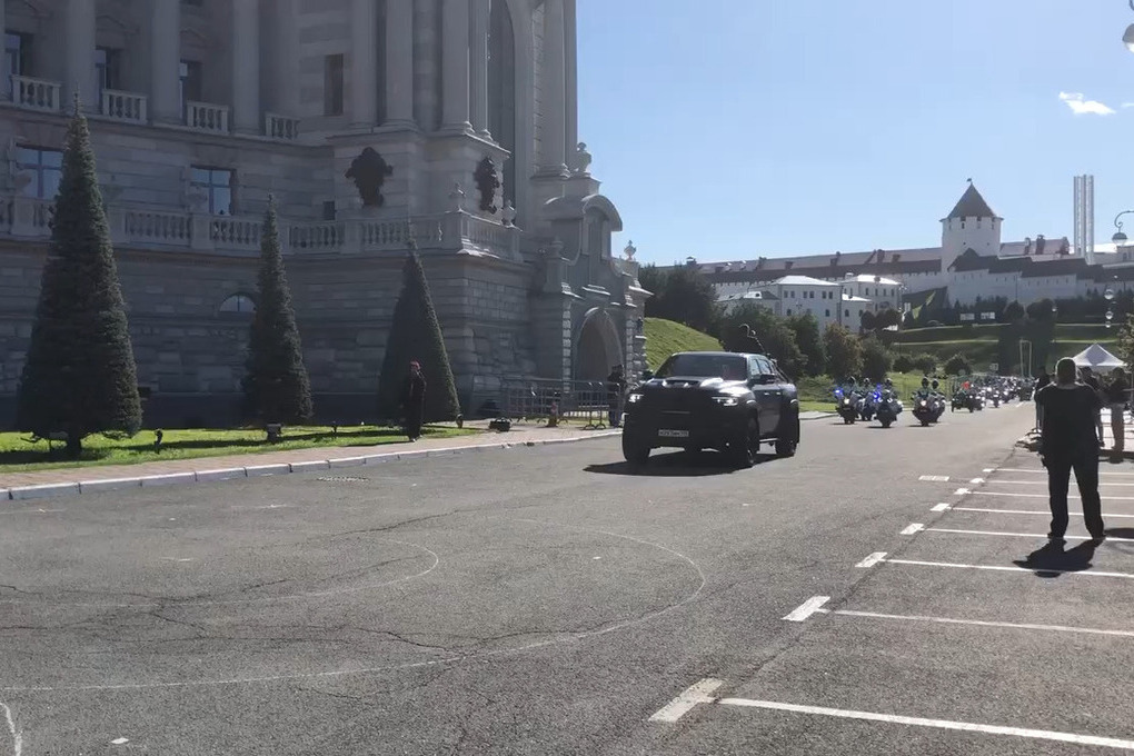 Мотопробег Казани возглавил Минниханов с флагом Татарстана