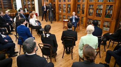 «Выполняет важнейшую в обществе функцию»: Путин заявил о повышении престижа профессии учителя