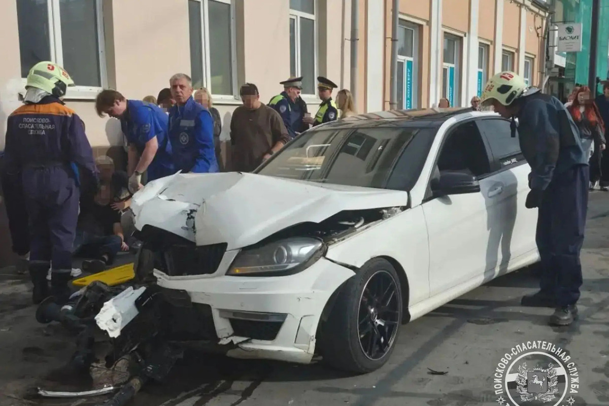 В центре Томска спасатели помогли медикам эвакуировать пострадавшего в ДТП