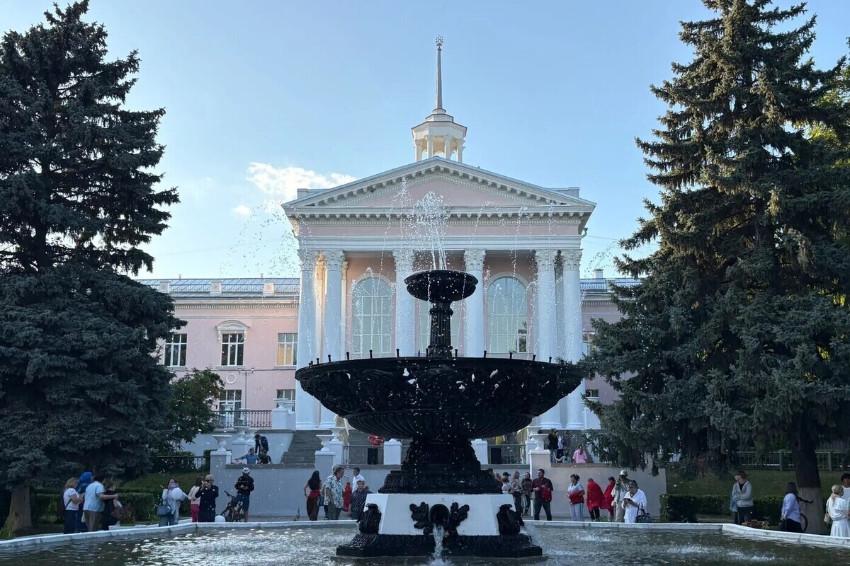 В Рязани ко Дню города запустили неработающий 40 лет фонтан у Дворца Первых