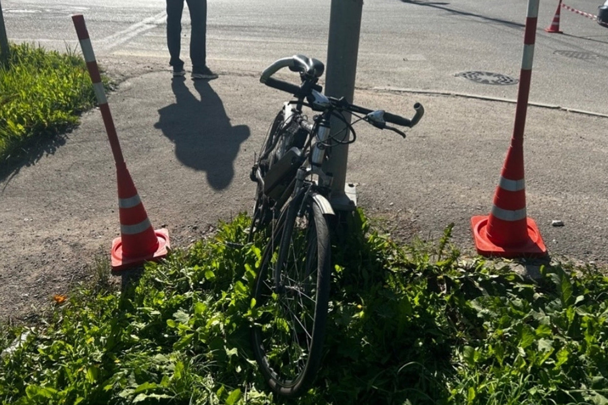 В Великом Новгороде велосипедист попал в больницу после столкновения с «Ауди»