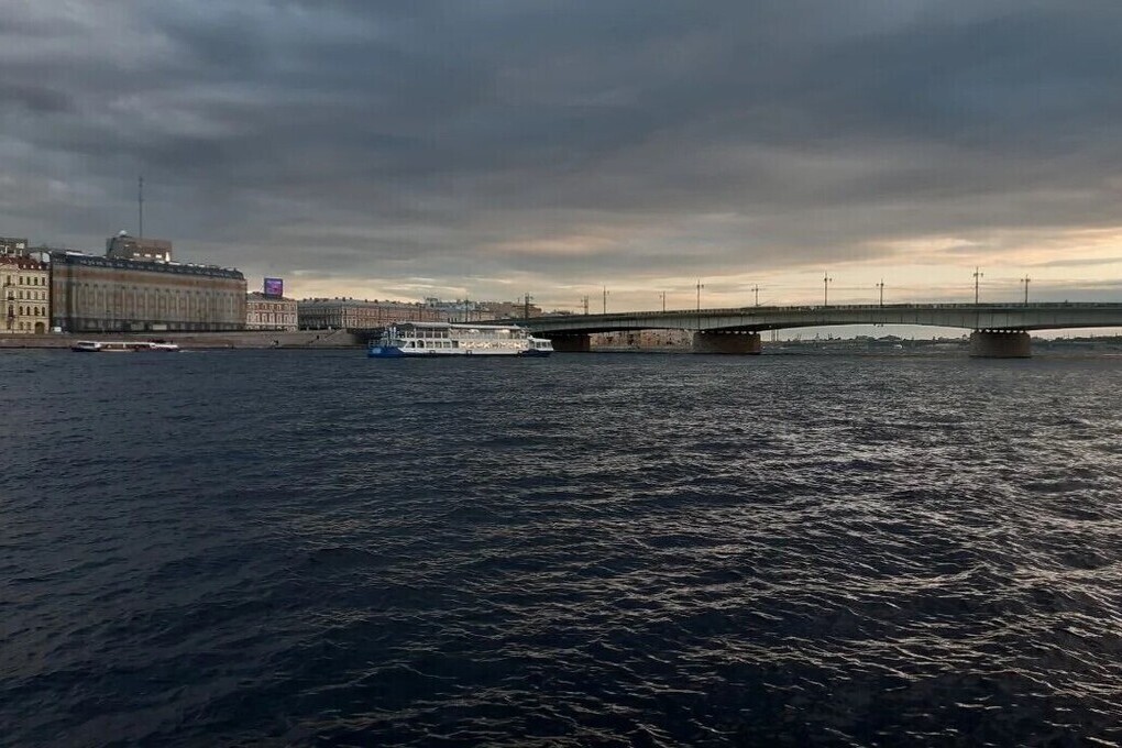 Минтранс оставит в силе ограничения на ночные прогулки по Неве на катерах