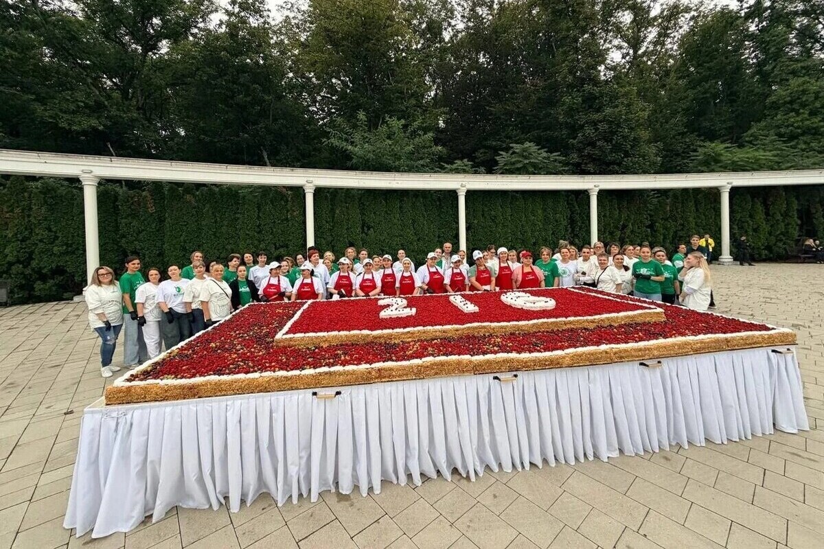 К 216-летию Железноводска кондитеры испекли торт весом более 3 тонн