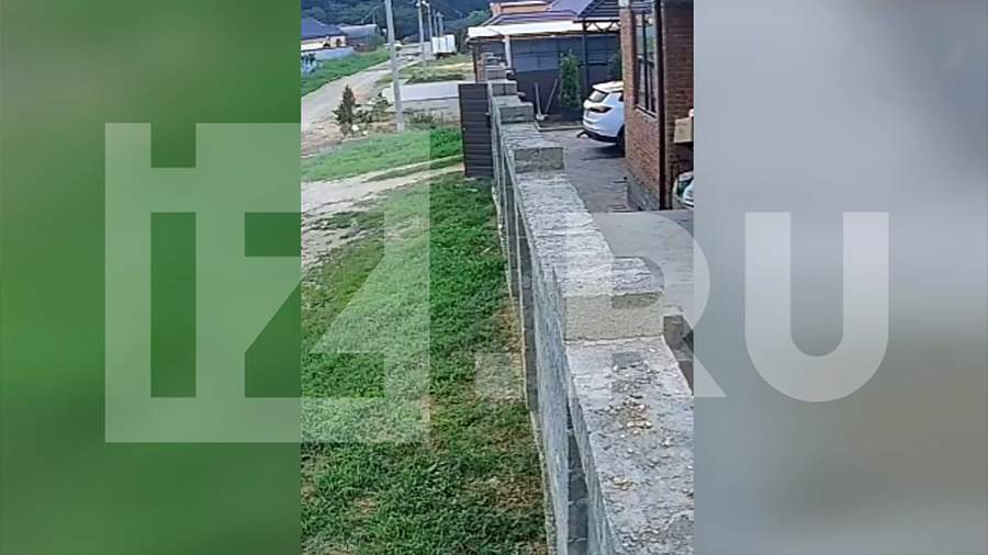 В Армавире полуголый мужчина третью неделю преследует женщин и детей