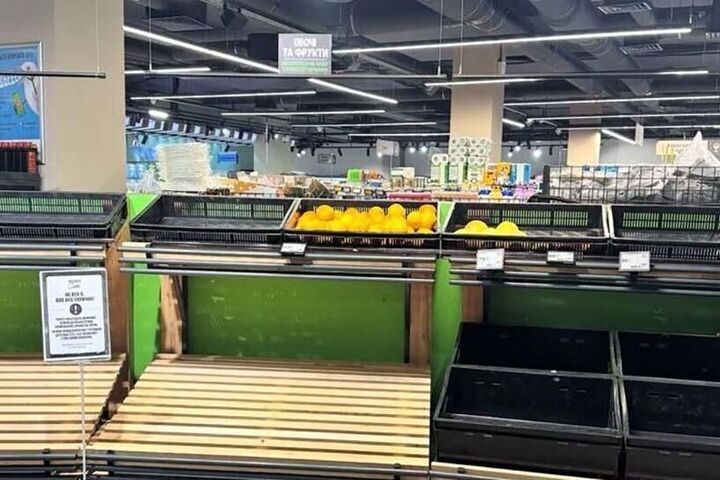 В магазинах Киева начали пустеть полки с продуктами