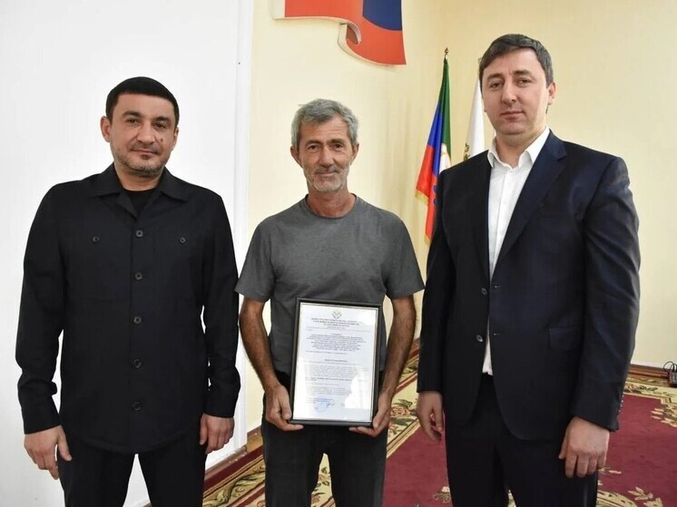 Дагестанцам, пострадавшим от паводков, вручили жилищные сертификаты