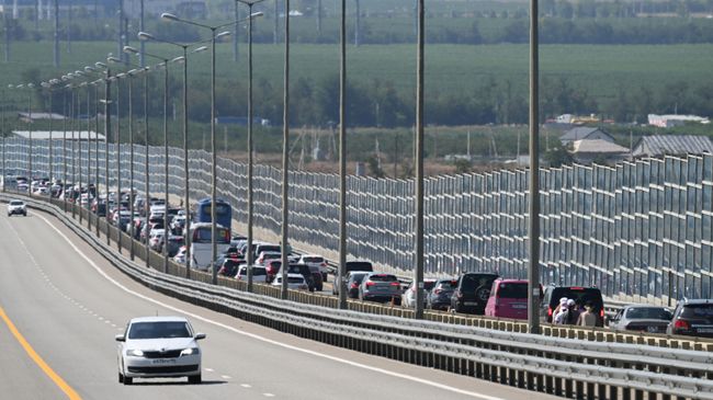 В очереди перед Крымским мостом скопилось более 600 машин