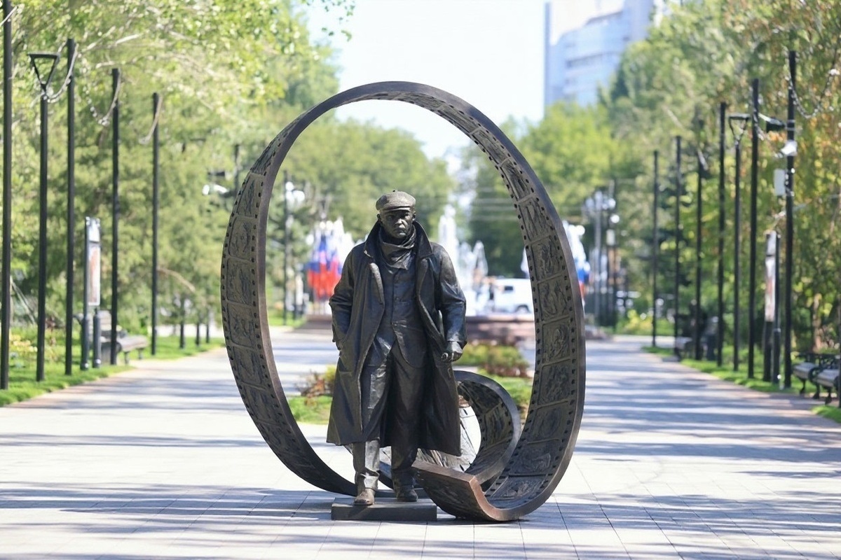 В центре Волгограда открыли сквер имени Станислава Говорухина