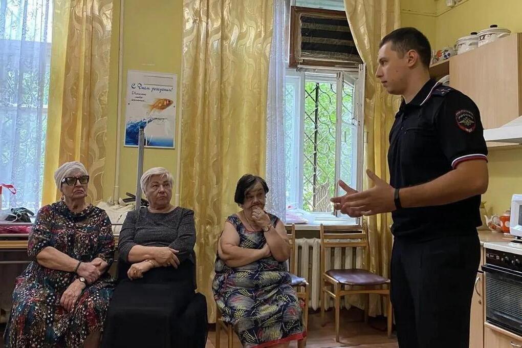 Волгоградских пенсионеров научили защищаться от телефонных мошенников
