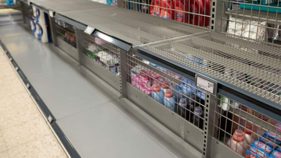 Украинские СМИ сообщили о дефиците продуктов на полках магазинов Львова