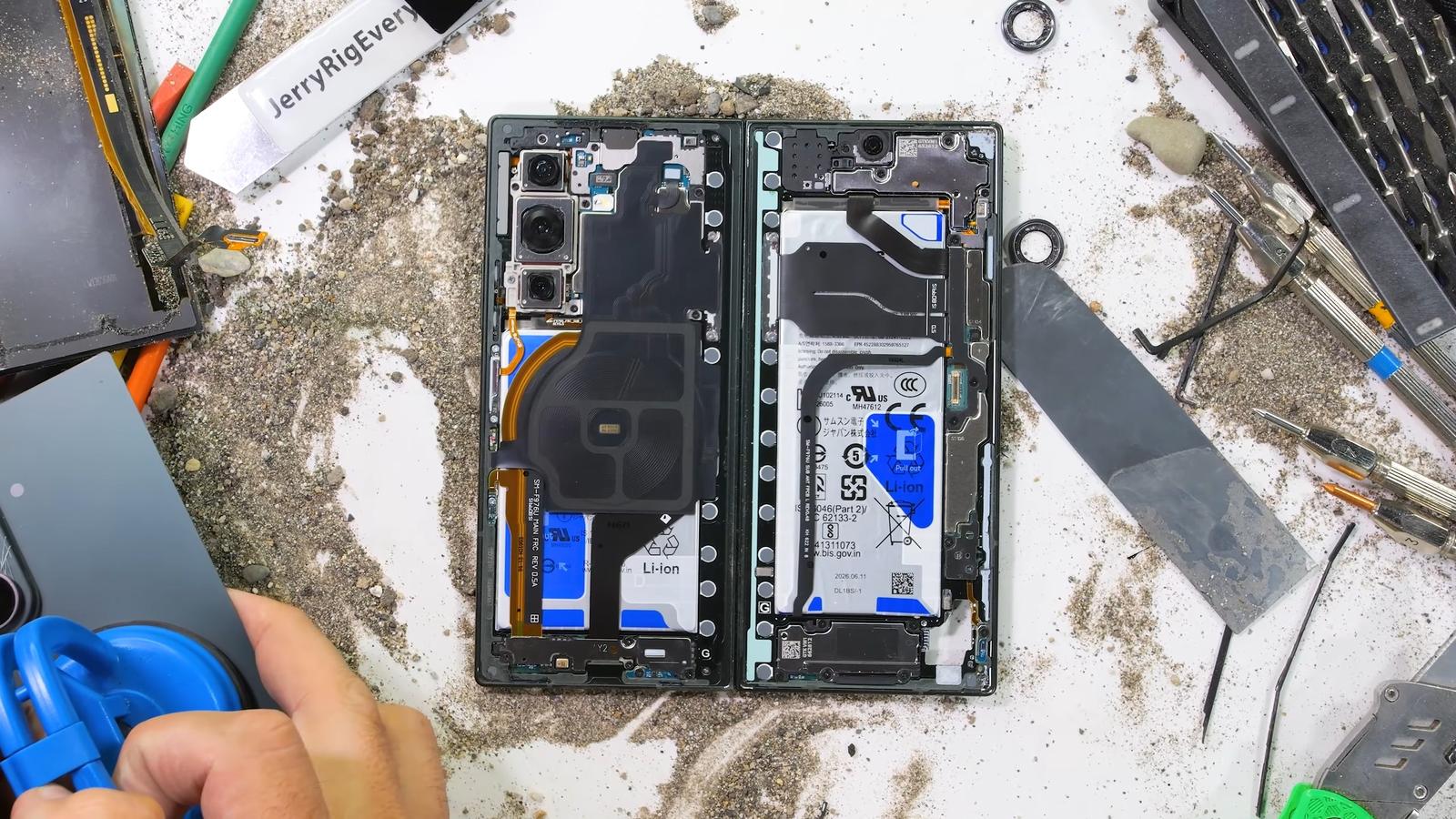 Samsung Galaxy Z Fold8 Ultra оказался не таким крепким, как новенький Fold8. Блогер JerryRigEverything его всё-таки сломал