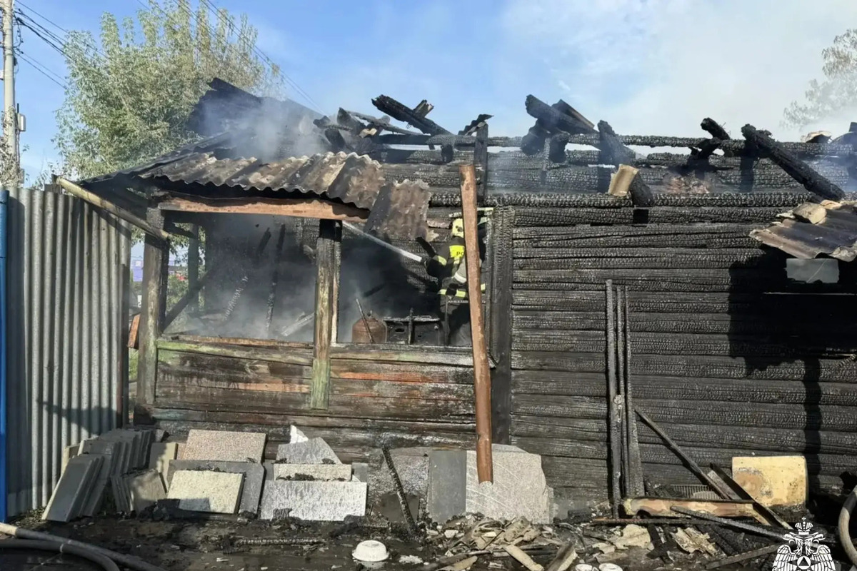 Под Тверью загорелся жилой дом