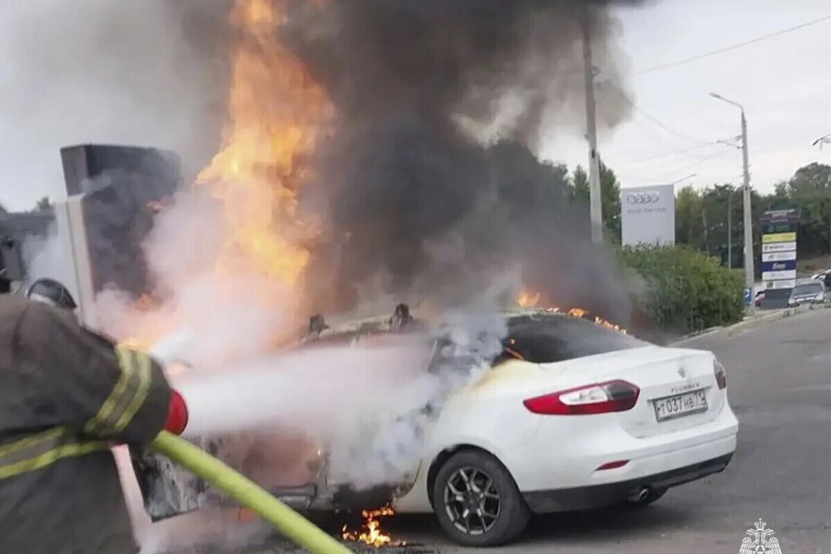 Опубликованы кадры ликвидации последствий пожара в легковушке в Туле