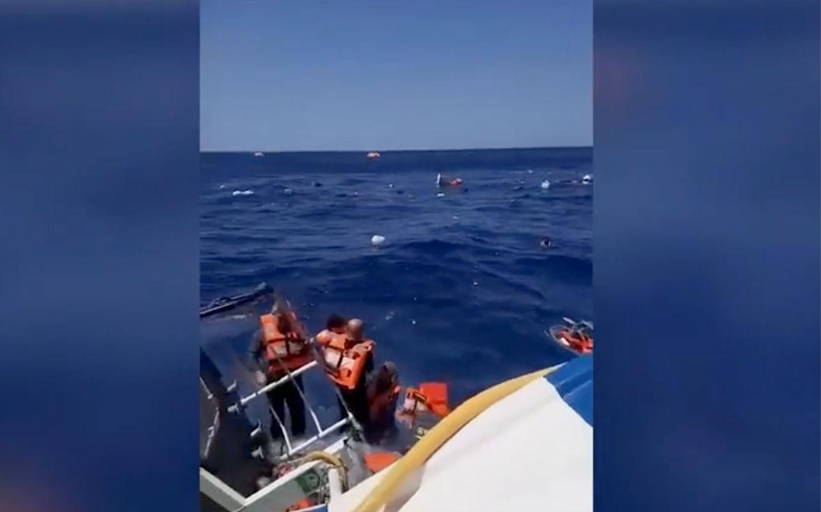 Появилось видео, как люди ждут помощи на перевернувшемся пароме у Кипра