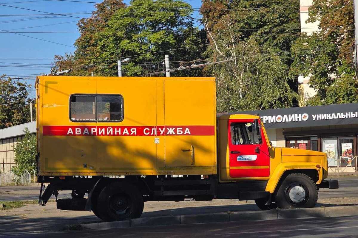 В Анапе коммунальщики убирают поваленные деревья после шторма