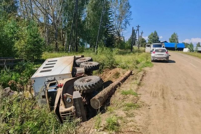 Шесть человек пострадали при съезде «Урала» в кювет под Красноярском